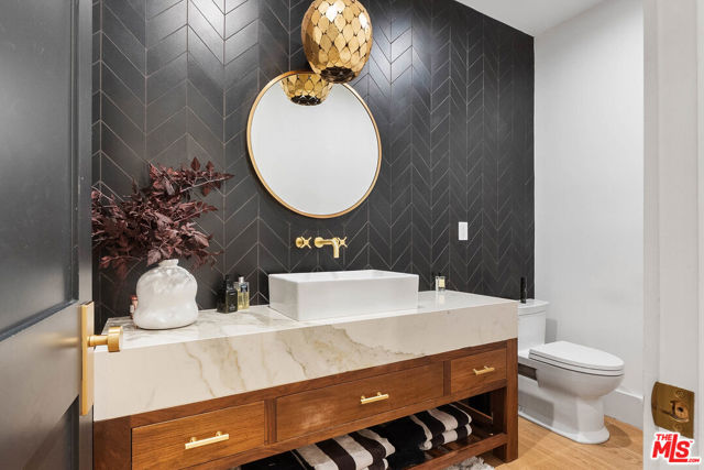 726 N Alta Vista Boulevard, Los Angeles CA: https://media.crmls.org/mediaz/36b71613-dc91-41b7-8db1-e60458cb7fa8.jpg