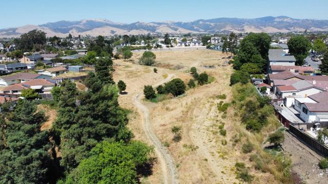 11 Hill Circle, Salinas CA: https://media.crmls.org/mediaz/36b7d41f-7d54-4d1c-8046-690e05bfb100.jpg