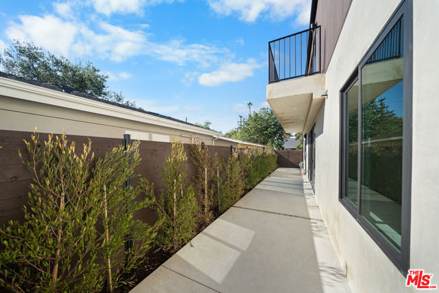 1688 N Sierra Bonita Avenue, Pasadena CA: https://media.crmls.org/mediaz/36b81ce0-88a1-4176-882a-458b02f45261.jpg