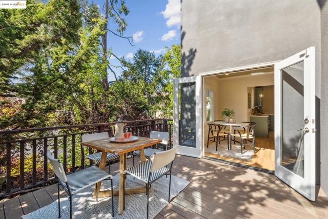 733 Carlston Ave., Oakland CA: https://media.crmls.org/mediaz/36b9830c-b7ee-4a02-91e0-44bfbc670ae9.jpg