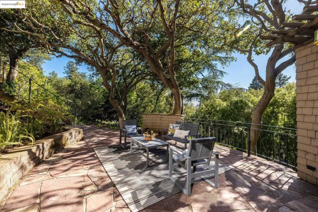 2671 Shasta Rd, Berkeley CA: https://media.crmls.org/mediaz/36b98a0e-4d8e-4f39-b6b2-c43d322a1331.jpg