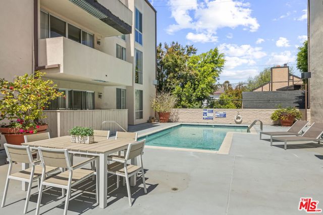725 S Barrington Avenue, Los Angeles CA: https://media.crmls.org/mediaz/36b9a701-2e7c-4940-bfa5-2fda92494498.jpg