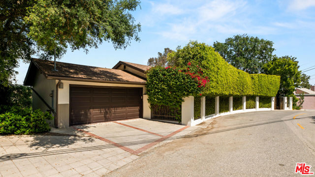 1018 N Tigertail Road, Los Angeles CA: https://media.crmls.org/mediaz/36ba0e4b-5117-44a4-890e-da1db1d617bf.jpg