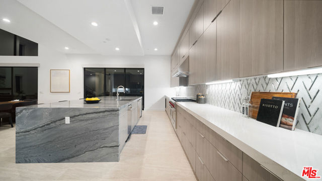11782 N Hillsborough Lane, Porter Ranch CA: https://media.crmls.org/mediaz/36ba4c89-e1e8-478b-81bc-9e811ddfac4b.jpg