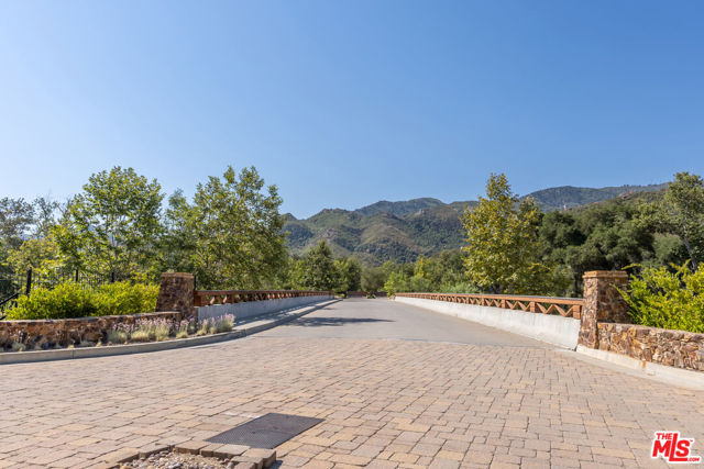 2052 Shadow Creek Drive, Agoura Hills CA: https://media.crmls.org/mediaz/36bb0588-8bbe-408e-bf32-196e01bb0763.jpg