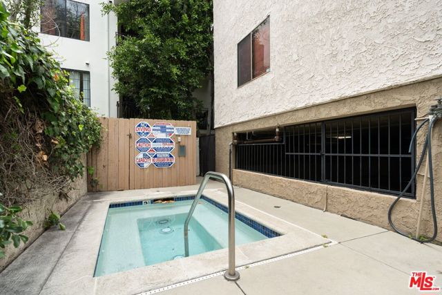 11100 Acama Street, North Hollywood, California 91602, 2 Bedrooms Bedrooms, ,2 BathroomsBathrooms,Condominium,For Sale,Acama,24433153