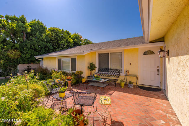 2063 Woodglen Street, Simi Valley CA: https://media.crmls.org/mediaz/36bb9a2d-e56a-421b-bfa2-a548ddaa69ef.jpg