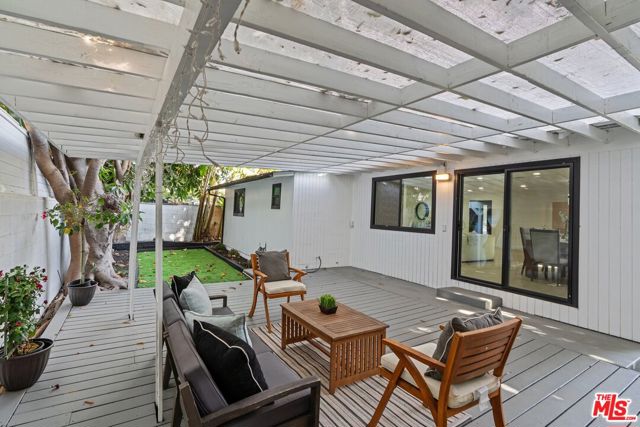 5413 Halbrent Avenue, Sherman Oaks CA: https://media.crmls.org/mediaz/36bc73c9-2f8b-4cbc-9d14-095e17d7d873.jpg