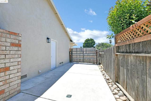 2086 Oakridge Ln, Pittsburg CA: https://media.crmls.org/mediaz/36bcf07c-72a2-4f5f-84d0-e0a55bb40760.jpg