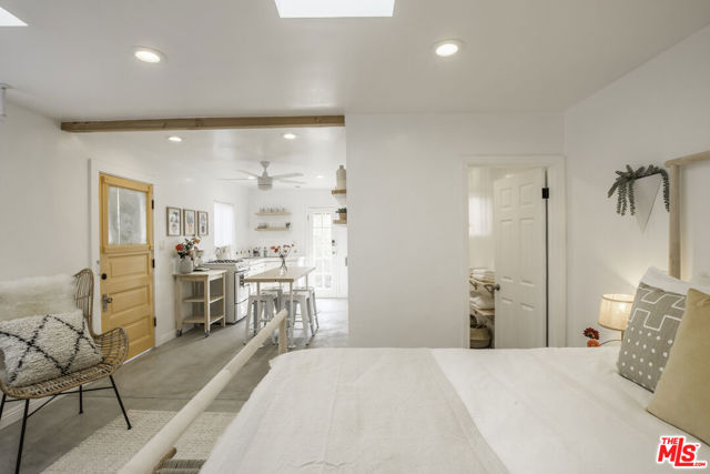 718 Vernon Avenue, Venice CA: https://media.crmls.org/mediaz/36bd553e-a984-4c5f-8a47-83bd77ad3f83.jpg