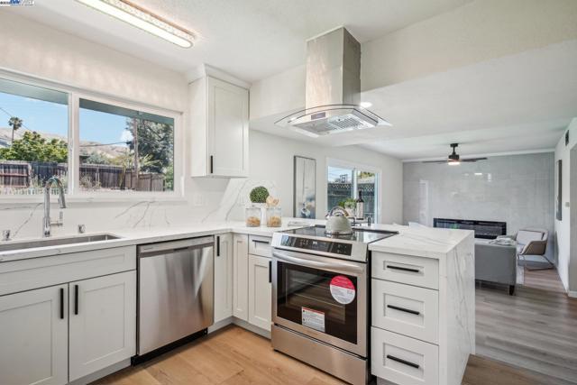 48344 Conifer St, Fremont CA: https://media.crmls.org/mediaz/36bdc799-6f08-44cf-917e-cd7b13e547ef.jpg