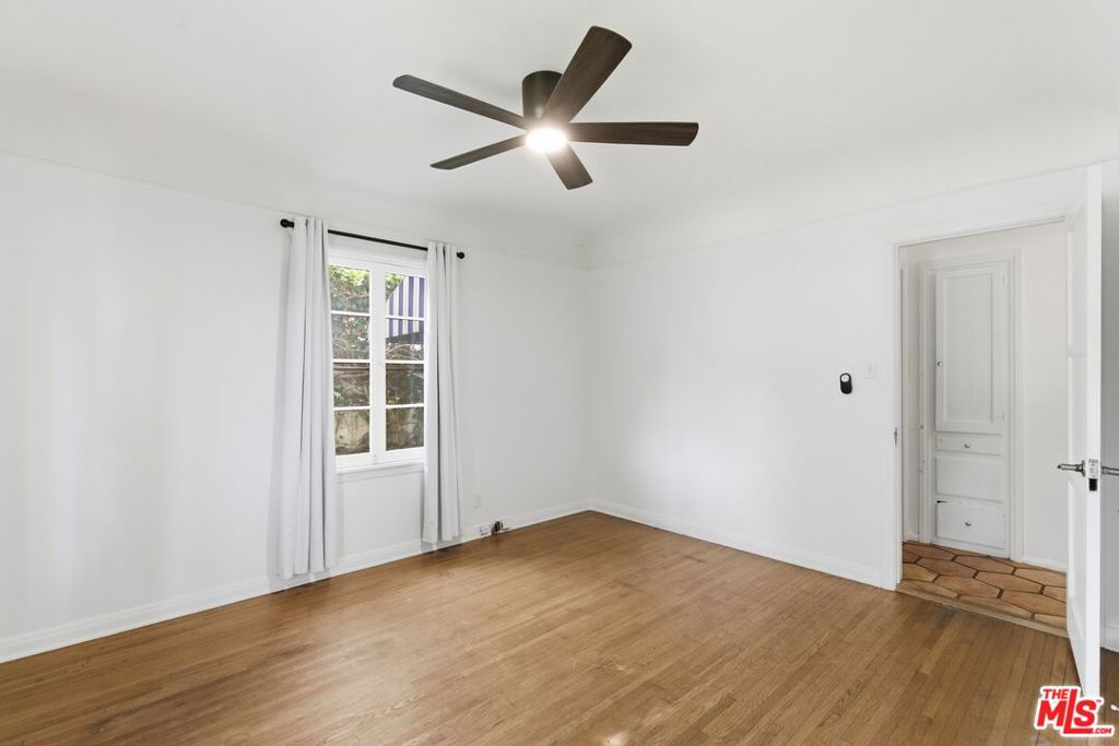 https://media.crmls.org/mediaz/36bf7f0e-8f20-4c3d-b52d-06d22a1cc007.jpg?preset=X-Large