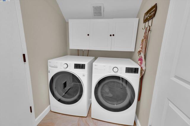 2277 Stillcreek Ct, Martinez CA: https://media.crmls.org/mediaz/36bf8f93-e0ec-4070-adc6-e07300eee4f3.jpg