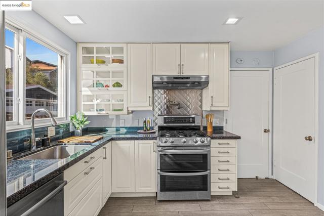61 Wildwood Ave, Piedmont CA: https://media.crmls.org/mediaz/36c0cf37-f56a-4ed1-87d8-11f609db8188.jpg