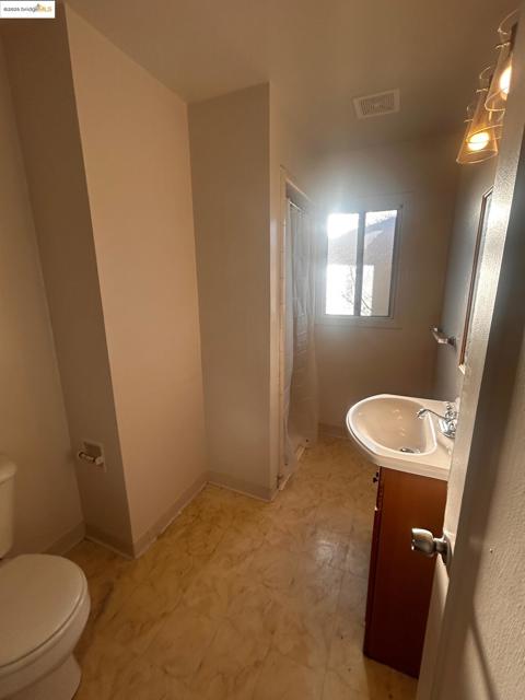 869 Lassen St, Richmond CA: https://media.crmls.org/mediaz/36c0f986-c5dc-4c1f-8fa8-1bb920152e33.jpg