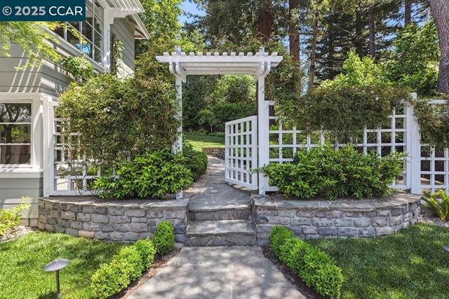 72 Davis Rd, Orinda CA: https://media.crmls.org/mediaz/36c292db-44ca-489a-85c4-198d8b433d73.jpg