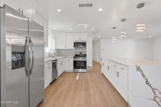9800 Geyser Avenue, Northridge CA: https://media.crmls.org/mediaz/36c29409-7228-4eaf-97a6-f9568c1de216.jpg
