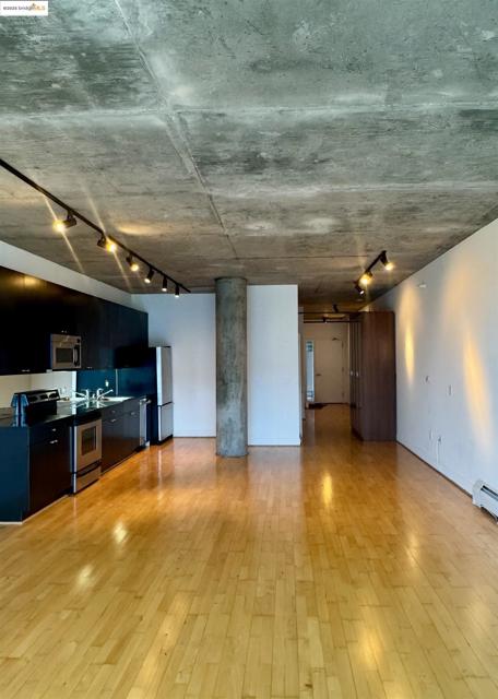 311 Oak St, Oakland CA: https://media.crmls.org/mediaz/36c2d1d0-d054-49e1-be08-b16e9f1ca24e.jpg