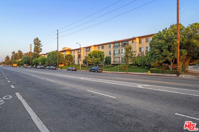 12830 Burbank Boulevard, Valley Village CA: https://media.crmls.org/mediaz/36c351d0-9c34-4cbe-a038-b56132eaaf38.jpg