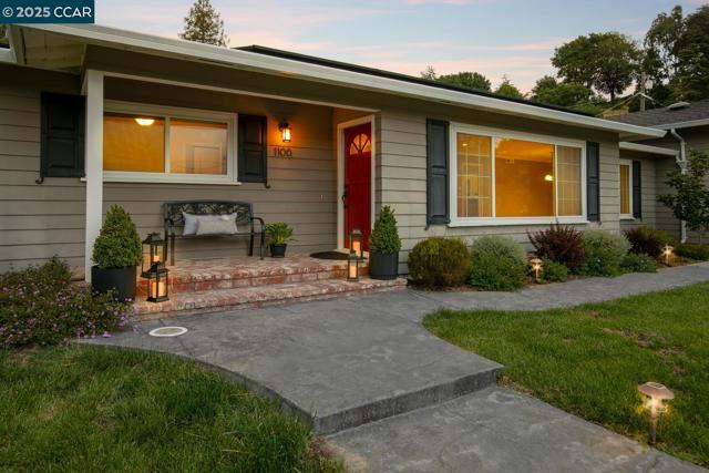 1100 Hillcrest Dr, Lafayette CA: https://media.crmls.org/mediaz/36c3926b-6718-45aa-9a3f-efe420f3fbff.jpg