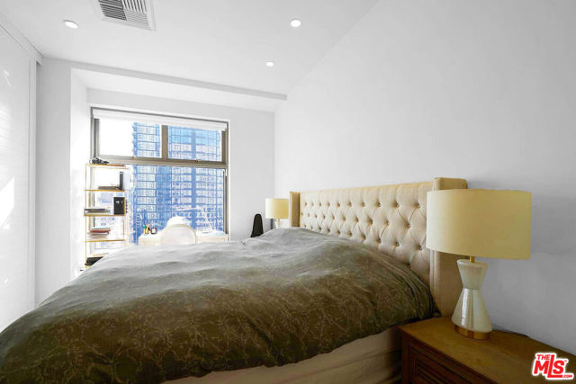 801 S Grand Avenue, Los Angeles CA: https://media.crmls.org/mediaz/36c437c0-1caa-423b-a418-1b9b08a278d0.jpg
