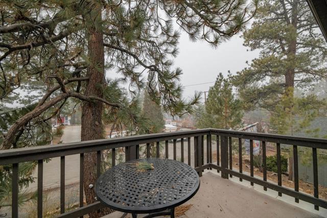 39470 Lake Dr, Big Bear CA: https://media.crmls.org/mediaz/36c5efd5-d5e4-41d3-a626-081dd93c0b6c.jpg