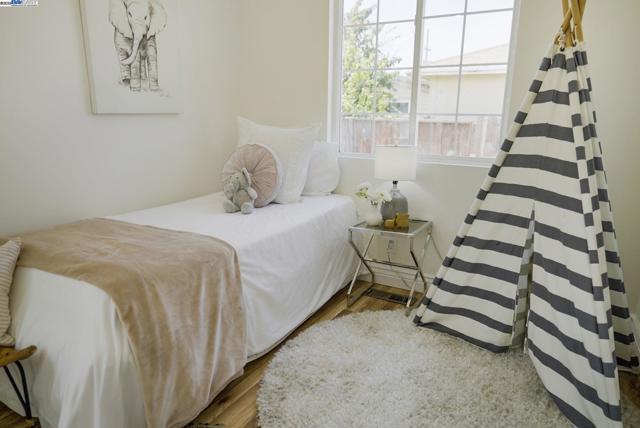 455 32nd St, Richmond CA: https://media.crmls.org/mediaz/36c6155f-fd01-4496-b7cc-8e3e10b8238b.jpg