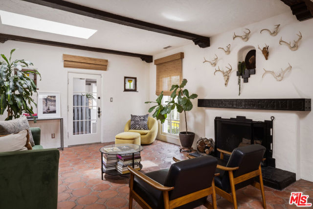 1012 Superba Avenue, Venice CA: https://media.crmls.org/mediaz/36c7785e-eeb3-4c95-a603-ee579d46b672.jpg
