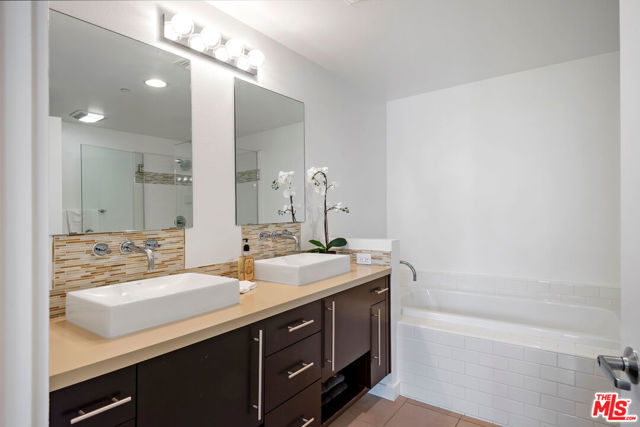 13045 Pacific Promenade, Playa Vista CA: https://media.crmls.org/mediaz/36c7bafc-3afa-4e5c-a987-65a256d56d81.jpg