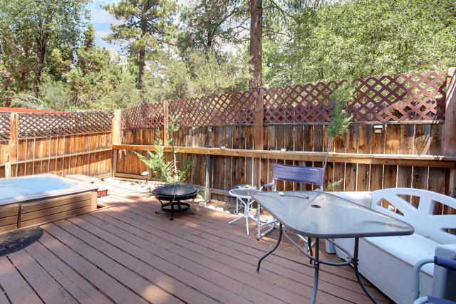 735 Santa Barbara Avenue, Sugarloaf CA: https://media.crmls.org/mediaz/36c87936-efb7-4581-9621-769ba0cfa64c.jpg