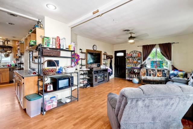9428 Prospect Ave, Santee CA: https://media.crmls.org/mediaz/36c8a2c7-d315-4bb5-916d-71e0e0c7dbad.jpg