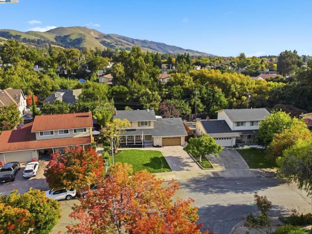 42293 Camino Santa Barbara, Fremont CA: https://media.crmls.org/mediaz/36c8b649-a272-4b3a-927f-3672c221fc47.jpg