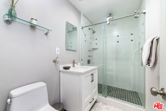 22021 De La Osa Street, Woodland Hills CA: https://media.crmls.org/mediaz/36c93283-8f11-4e33-9c41-0d942a672a48.jpg