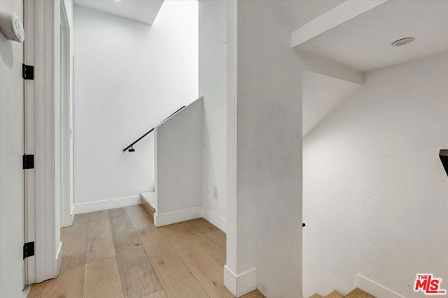 733 1/2 N Gramercy Place, Los Angeles CA: https://media.crmls.org/mediaz/36c9ab37-614b-4ad6-8981-6b455ccd3993.jpg