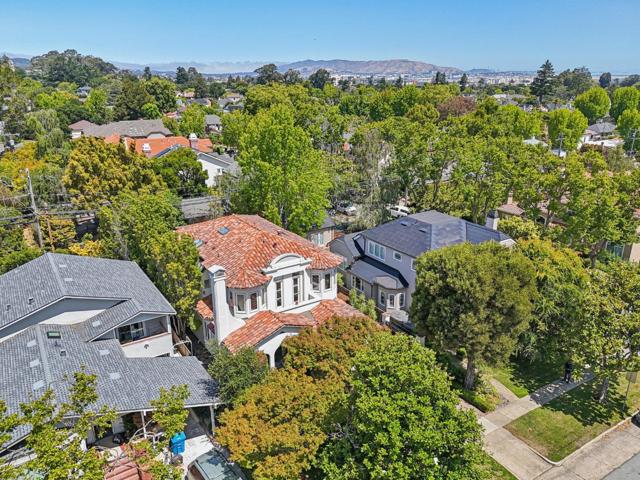 2404 Hillside Drive, Burlingame CA: https://media.crmls.org/mediaz/36cac7c2-df97-4257-9e49-d8cac27c204c.jpg