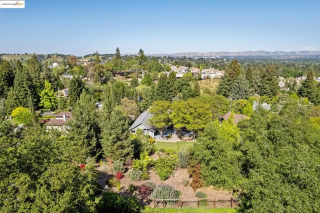 1037 Silverhill Dr, Lafayette CA: https://media.crmls.org/mediaz/36cb0c45-9223-4512-b6e8-e5ff8890fade.jpg
