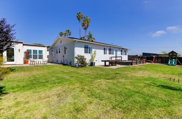 1129 Bonita Dr, Encinitas CA: https://media.crmls.org/mediaz/36cc0b22-2bd5-4abb-8911-4529f9b5c22a.jpg