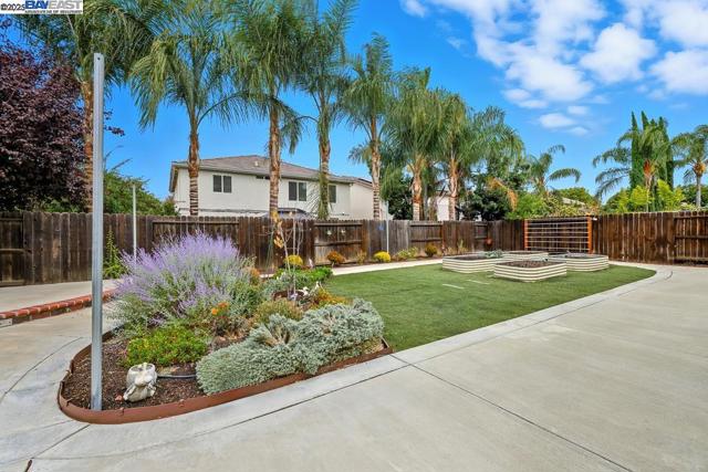 1413 Angus St, Patterson CA: https://media.crmls.org/mediaz/36cc7d87-3e0b-49c8-82c3-df74f7deb590.jpg