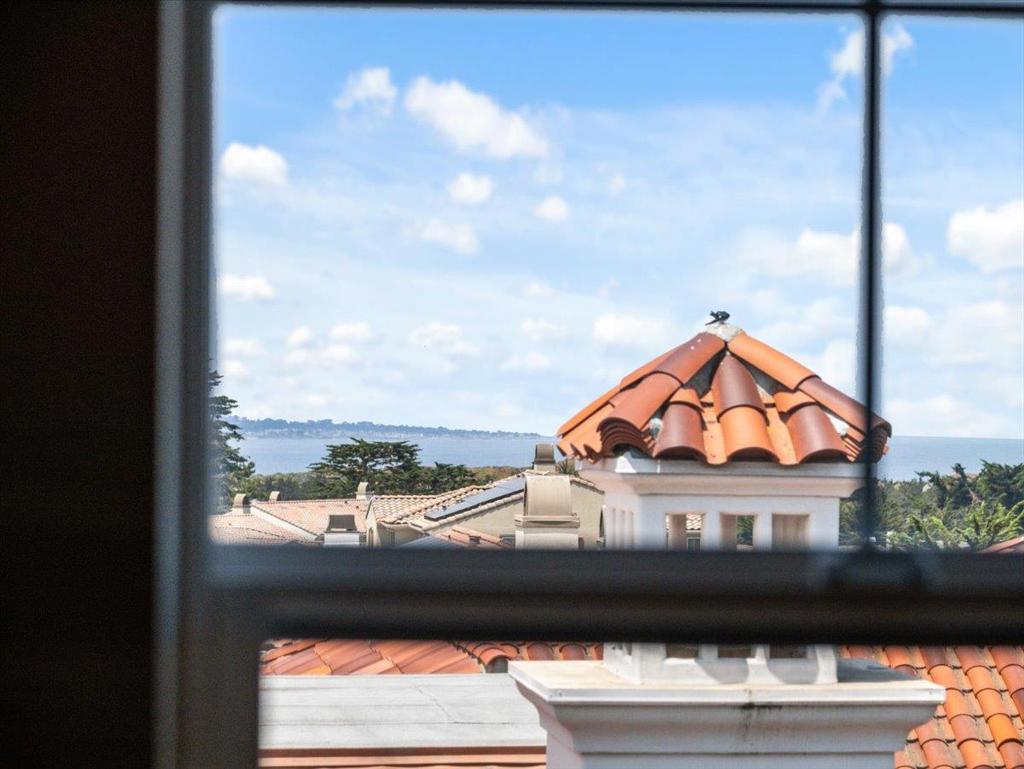 https://media.crmls.org/mediaz/36ce621b-70d5-47f3-a784-ec6dffb53994.jpg?preset=X-Large