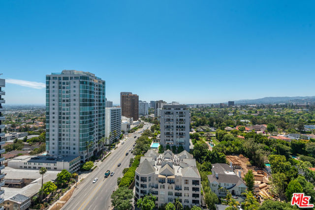 865 Comstock Avenue, Los Angeles CA: https://media.crmls.org/mediaz/36cfb836-07c0-4020-b6d6-8f4694832f47.jpg