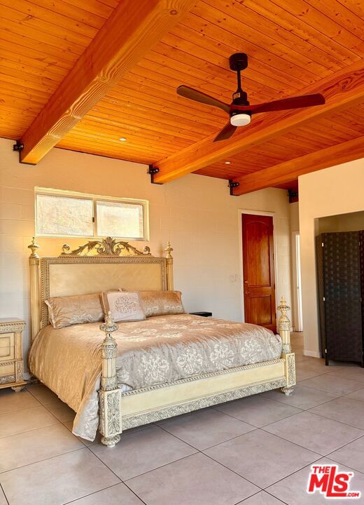 11077 Pacific View Drive, Malibu CA: https://media.crmls.org/mediaz/36d0a346-d685-47dd-8f2f-012ca4669a14.jpg