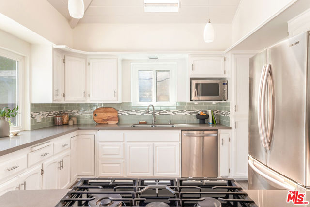 2590 Armacost Avenue, Los Angeles CA: https://media.crmls.org/mediaz/36d0c047-2760-4a2d-8f99-e012a411b2b2.jpg