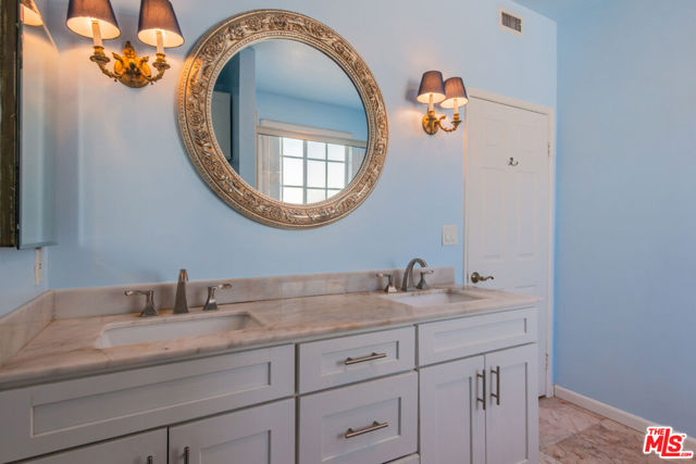 458 N Oakhurst, Beverly Hills CA: https://media.crmls.org/mediaz/36d0d9e6-7221-4bc0-815a-eba3aac42a80.jpg