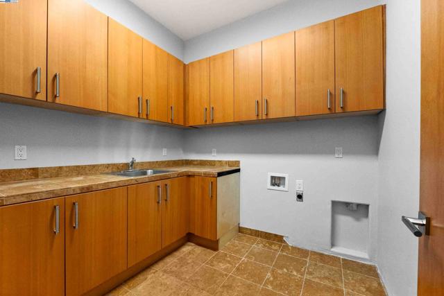 103 Diablo Dr, Oakland CA: https://media.crmls.org/mediaz/36d0de8b-2c60-4cdf-aaf4-7021aba2d8c6.jpg