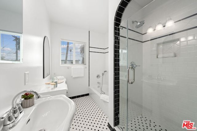 822 Pine Street, Santa Monica CA: https://media.crmls.org/mediaz/36d1baf3-cd0b-4e47-a9de-41ba40ac6d45.jpg