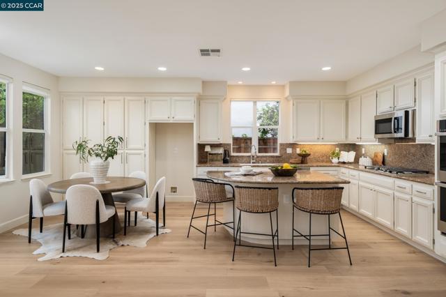 9356 Mediar Dr, San Ramon CA: https://media.crmls.org/mediaz/36d1f4be-8047-4a36-87f7-3942cb0d297b.jpg