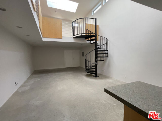 555 Rose Avenue, Venice CA: https://media.crmls.org/mediaz/36d28c84-5819-46b7-a741-4af6a8641d5a.jpg