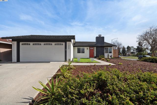 1300 Cirolero St, Milpitas CA: https://media.crmls.org/mediaz/36d2ca51-590f-4940-8a3d-d78ea65bf955.jpg