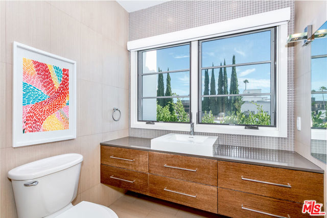 142 N Hamel Drive, Beverly Hills CA: https://media.crmls.org/mediaz/36d2e0b2-b0a7-456d-b621-99273266e209.jpg