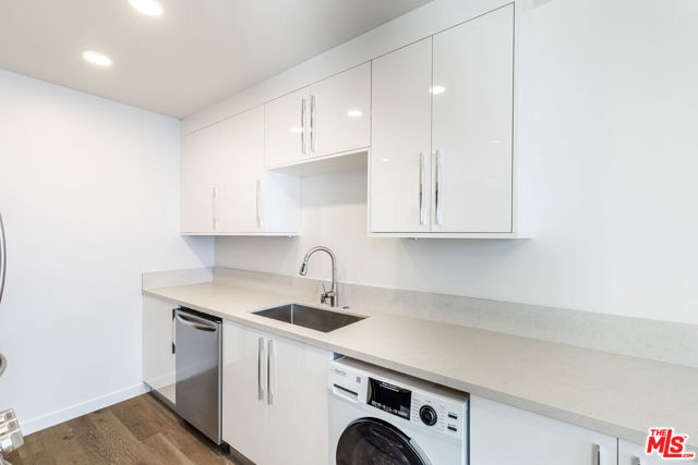 1026 6th Street, Santa Monica CA: https://media.crmls.org/mediaz/36d2ee04-d549-429f-9b00-db0c56fd14ec.jpg